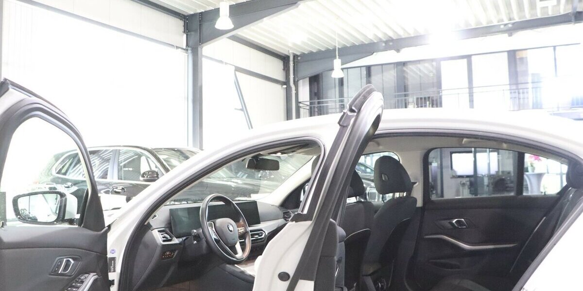 BMW 320d LIMOUSINE xDrive BUSINESS / CURVED / LED 68.000 km 29.555 &euro; Hamm 59077