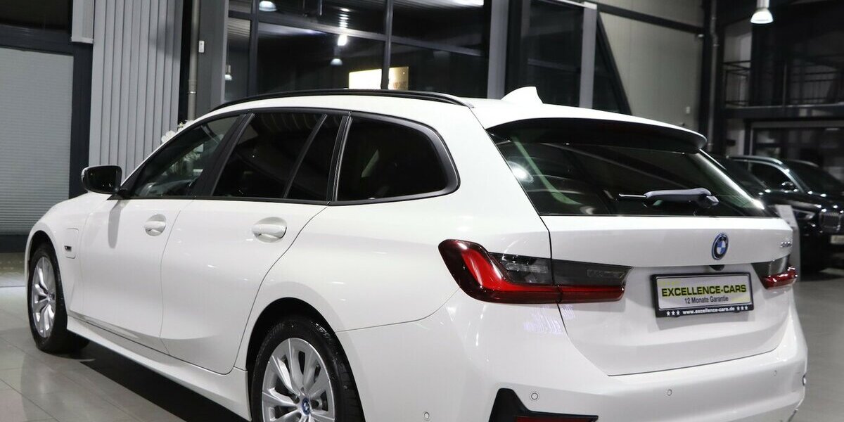 BMW 330e Touring Advantage / VOLL-LEDER-SPORT / LED 62.000 km 25.993 &euro; Hamm 59077