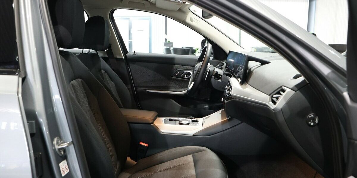 BMW 320d Touring xDrive SPORT / CURVED+NAVI+APPLE 32.000 km 30.555 &euro; Hamm 59077