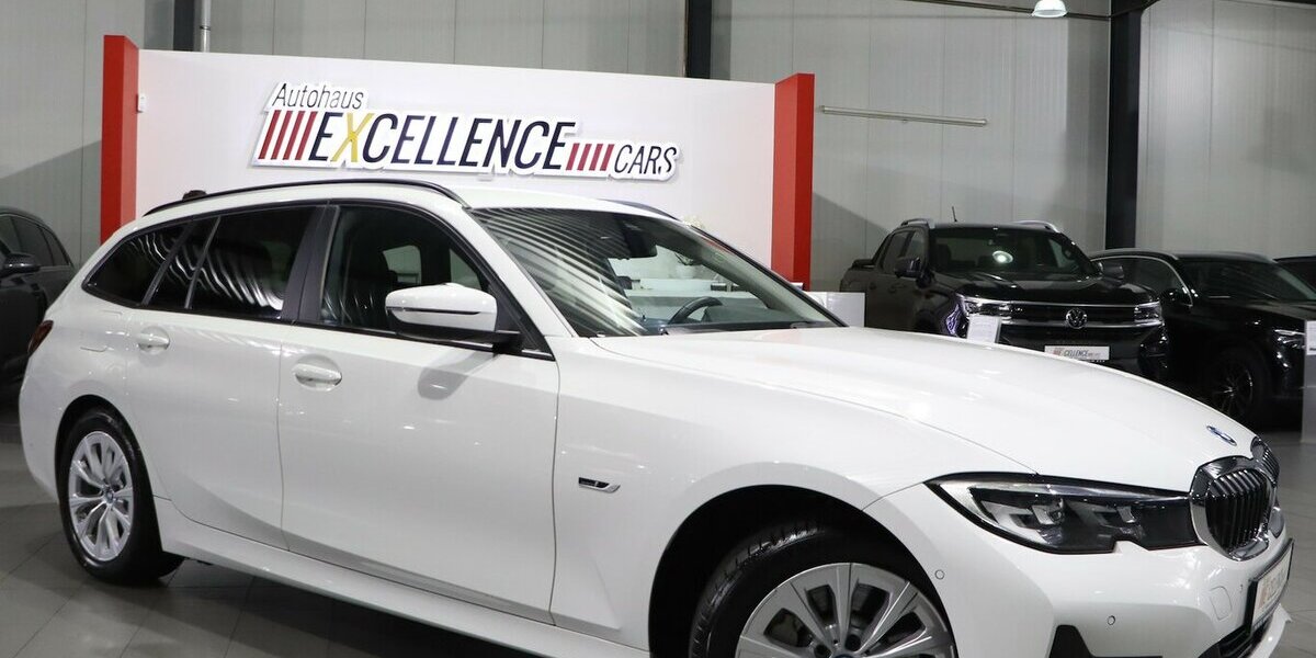 BMW 330e Touring Advantage / VOLL-LEDER-SPORT / LED 62.000 km 25.993 &euro; Hamm 59077