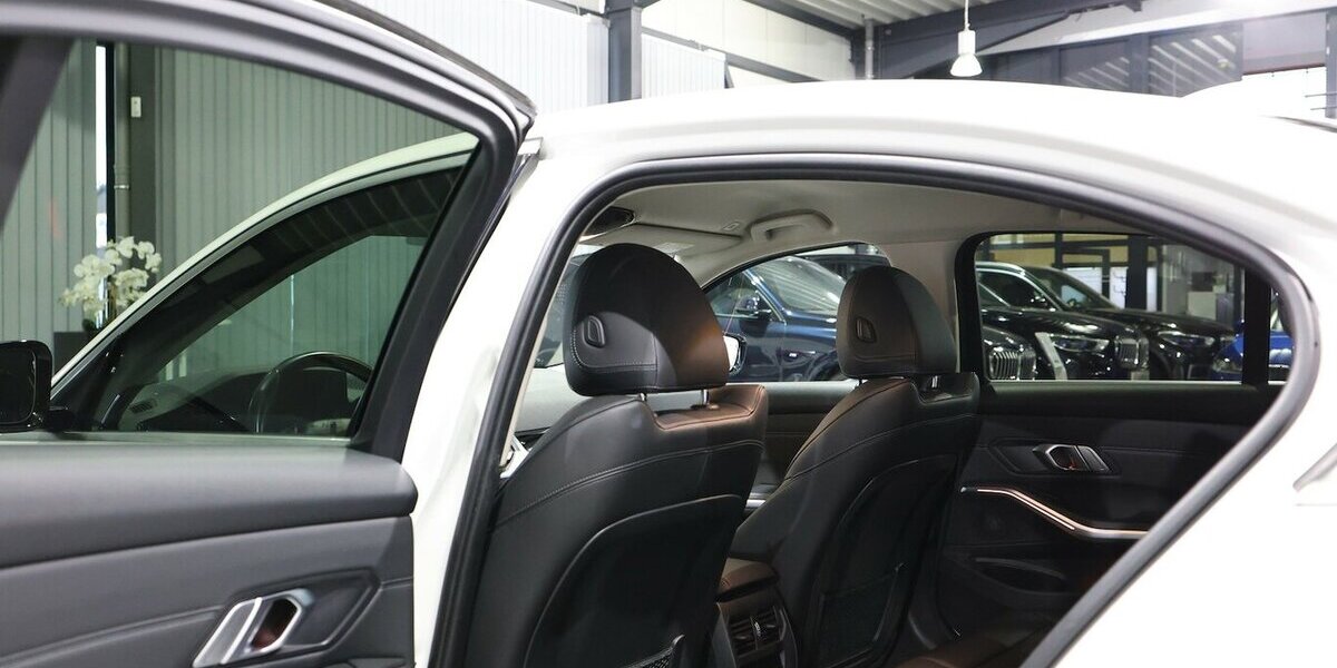 BMW 318d SPORT-LINE / LEDER, LIVE-COCKPIT-PRO, LED 107.000 km 27.555 &euro; Hamm 59077