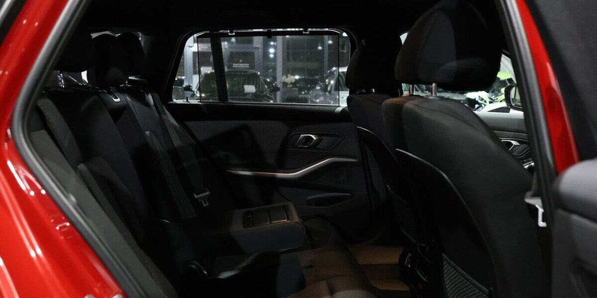 BMW 318d Touring SHADOW SPORT MELBOURNEROT-METALLIC 73.000 km 25.555 &euro; Hamm 59077