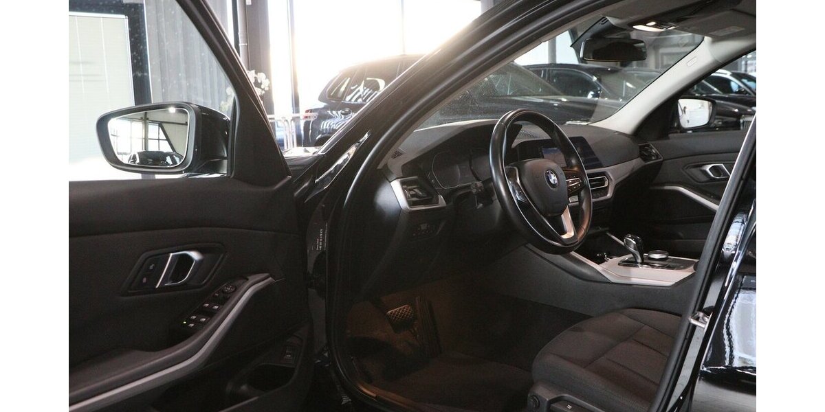 BMW 330d Touring ADVANTAGE / LED / LIVE+NAVI+ 149.000 km 22.777 &euro; Hamm 59077