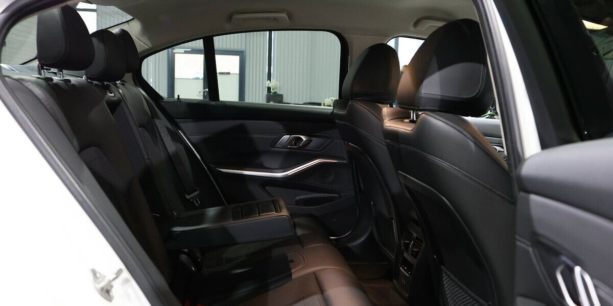 BMW 318d SPORT-LINE / LEDER, LIVE-COCKPIT-PRO, LED 107.000 km 27.555 &euro; Hamm 59077