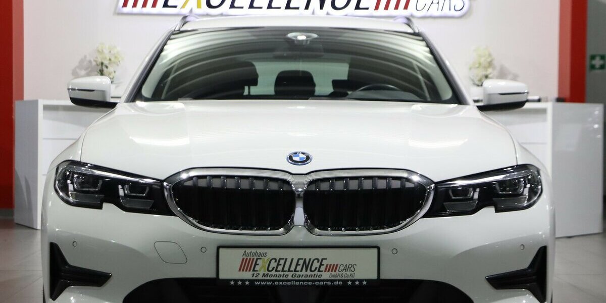 BMW 330e Touring Advantage / VOLL-LEDER-SPORT / LED 62.000 km 25.993 &euro; Hamm 59077