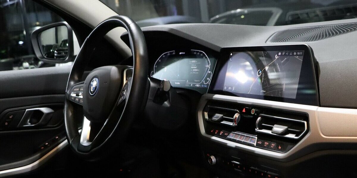 BMW 330e Touring Advantage / VOLL-LEDER-SPORT / LED 62.000 km 25.993 &euro; Hamm 59077