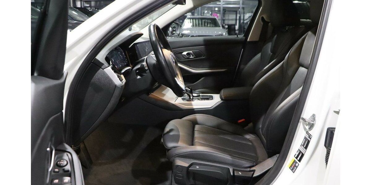 BMW 330e Touring Advantage / VOLL-LEDER-SPORT / LED 62.000 km 25.993 &euro; Hamm 59077