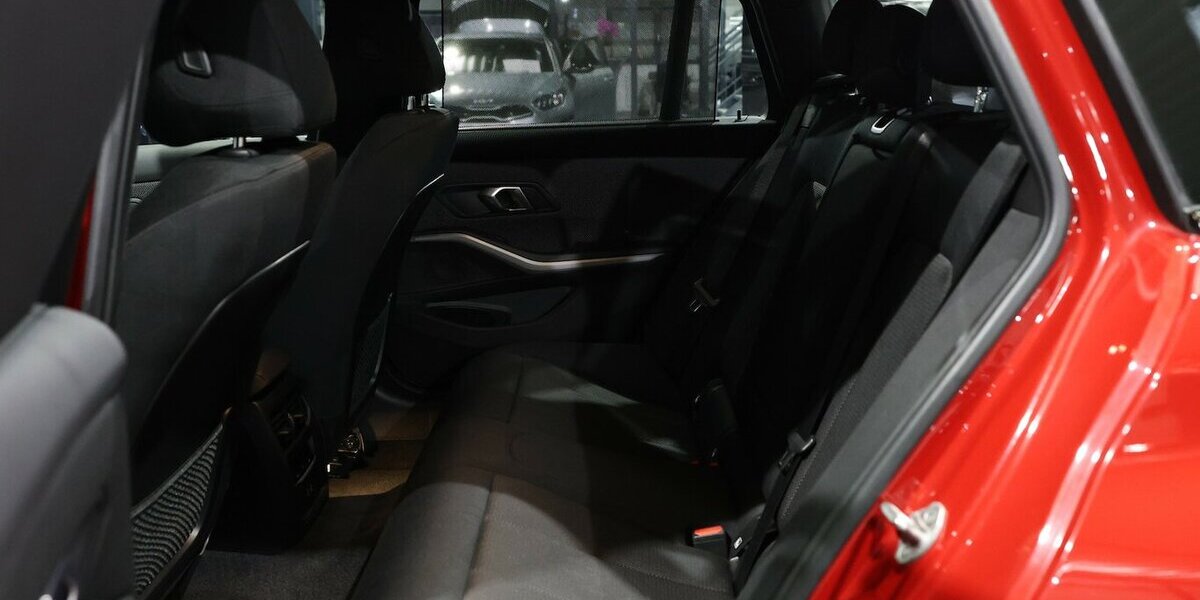 BMW 318d Touring SHADOW SPORT MELBOURNEROT-METALLIC 73.000 km 25.555 &euro; Hamm 59077