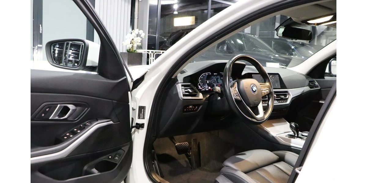 BMW 330e Touring Advantage / VOLL-LEDER-SPORT / LED 62.000 km 25.993 &euro; Hamm 59077