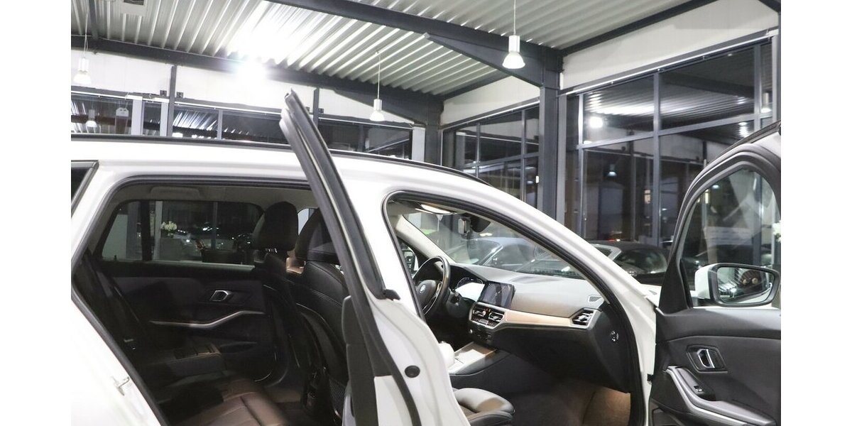 BMW 330e Touring Advantage / VOLL-LEDER-SPORT / LED 62.000 km 25.993 &euro; Hamm 59077