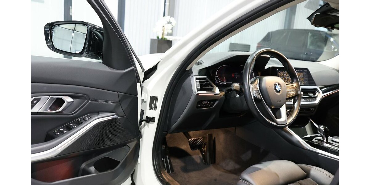 BMW 318d SPORT-LINE / LEDER, LIVE-COCKPIT-PRO, LED 107.000 km 27.555 &euro; Hamm 59077